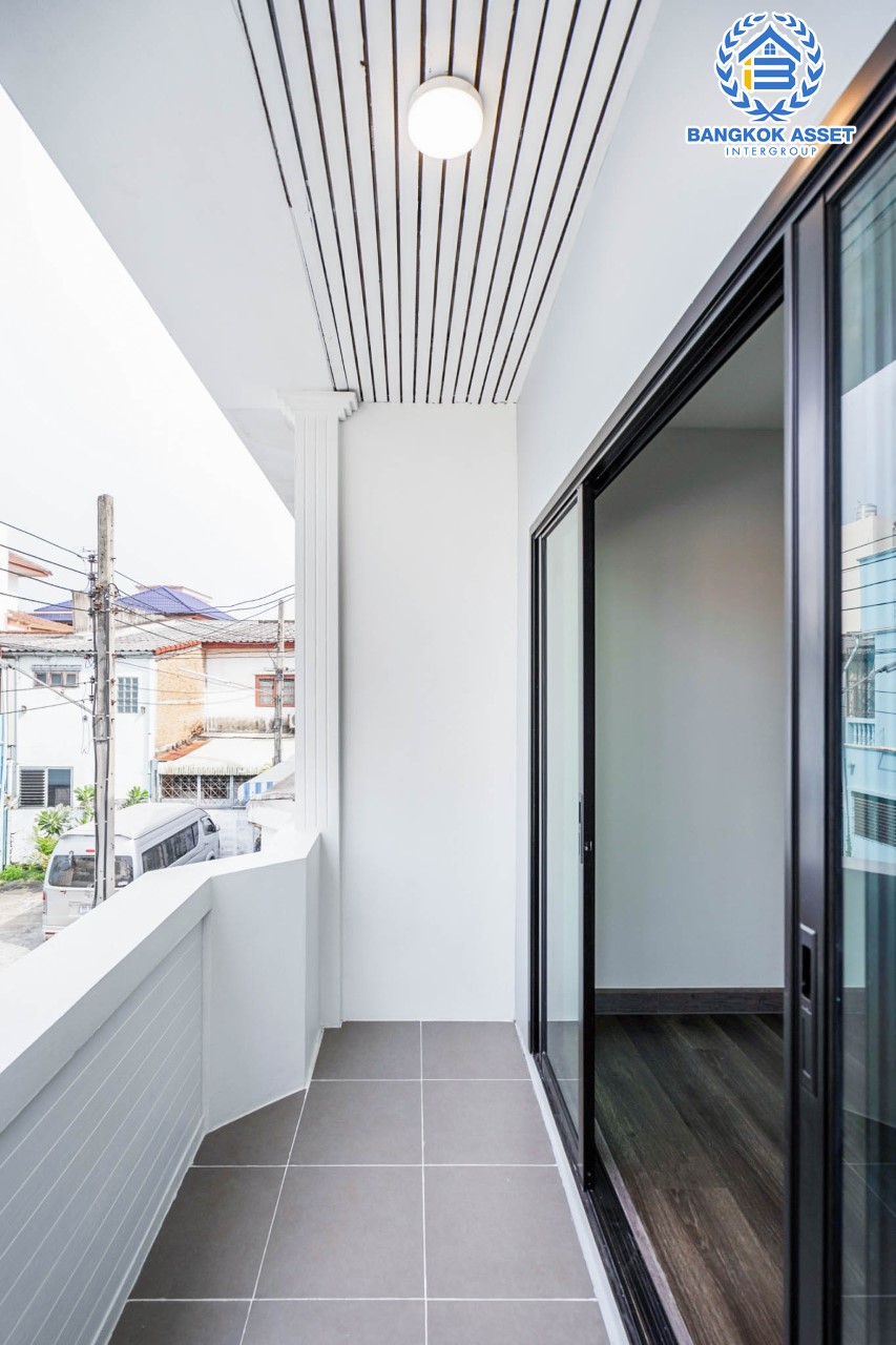 บ้านมือสองตกแต่งใหม่ ม.พิบูลย์การ์เด้นวิลล์ ถนนพิบูลย์สงคราม-พระราม5 ทาวน์เฮ้าส์หลังใหญ่ ทำเลโซเมือง! เนื้อที่ 23.2 ตร.ว. ฟังก์ชัน 3 ห้องนอน 2 ห้องน้ำ บนสุดยอดทำเล! เชื่อมถนนพิบูลย์สงคราม, วงศ์สว่าง, นครอินทร์ และติวานนท์ ใกล้จุดขึ้นทางด่วนศรีรัช-วงแหวนรอบนอก และเพียง 5 นาที ถึงรถไฟฟ้าสถานี "แยกติวานนท์"